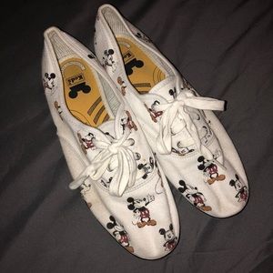 Cute vintage looking shoes with Mickey Mouse!